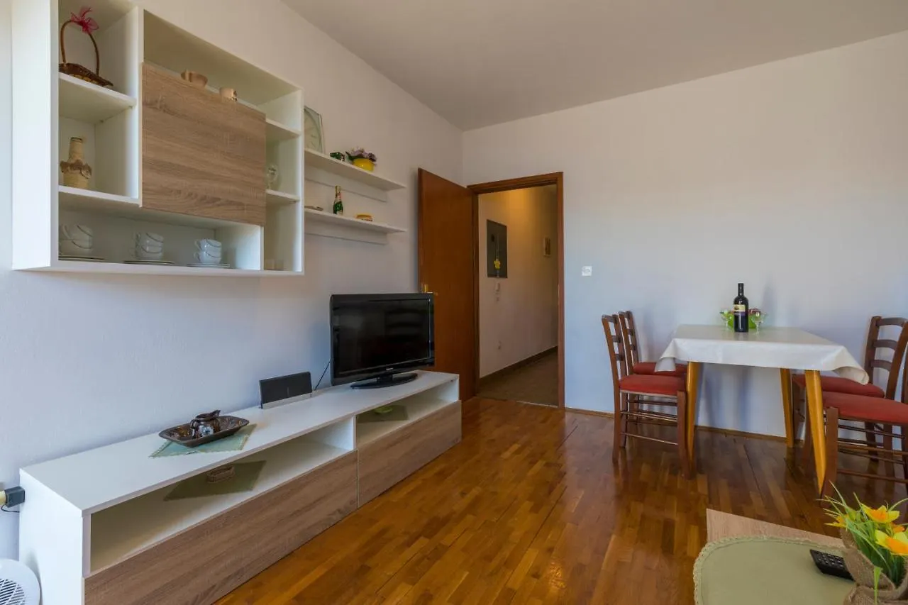 Apartments In Crikvenica 41207